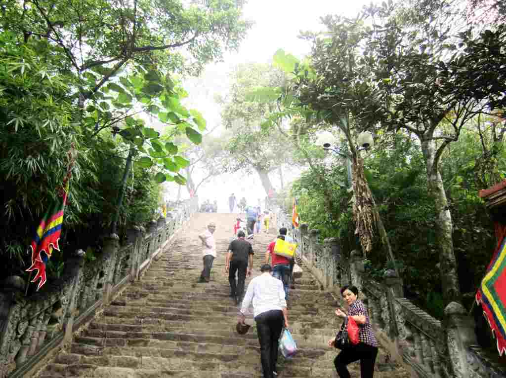 Hành hương về vùng non thiêng Yên Tử