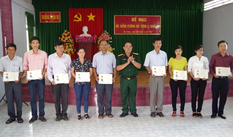 Sóc Trăng Bế giảng lớp bồi dưỡng kiến thức quốc phòng - an ninh đối tượng 3