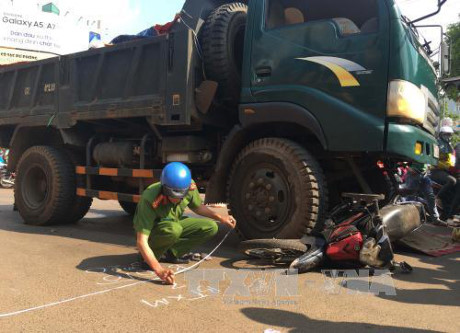 Long An Va chạm với xe tải, hai vợ chồng tử vong