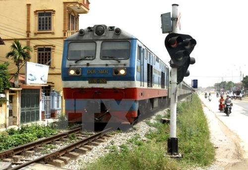 Kiên quyết xử lý vi phạm hành lang an toàn giao thông đường sắt