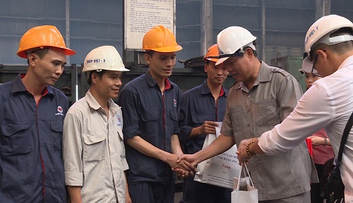 Hưng Yên thăm và tặng quà công nhân lao động tiêu biểu