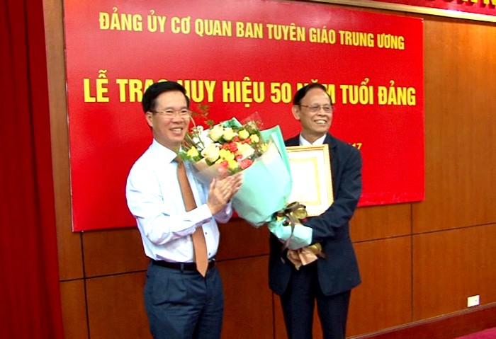 Trao tặng Huy hiệu 50 năm tuổi Đảng cho đồng chí Hồng Vinh