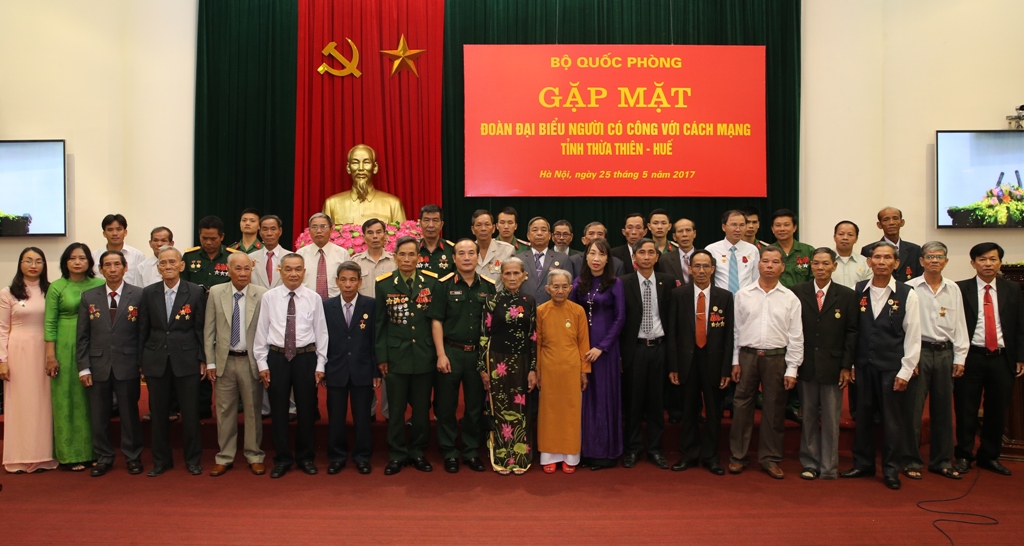 Bộ Quốc phòng gặp mặt Đoàn đại biểu người có công tỉnh Thừa Thiên - Huế
