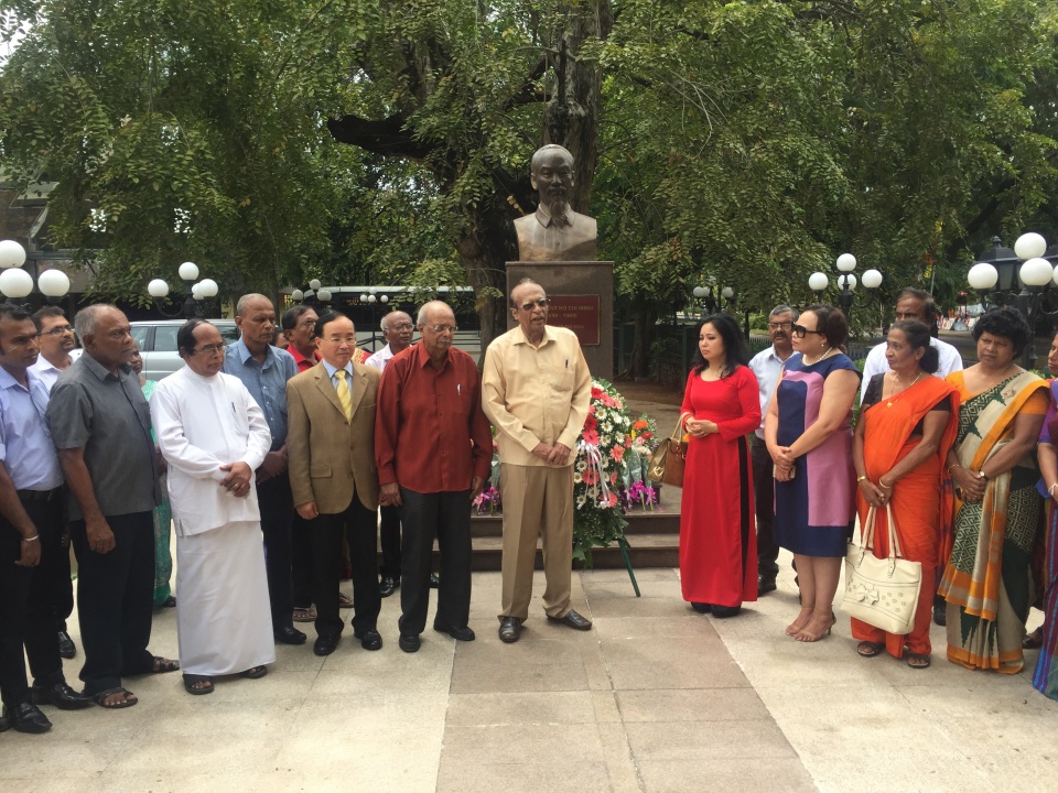 Dâng hoa nhân kỷ niệm 127 năm Ngày sinh Chủ tịch Hồ Chí Minh tại Sri Lanka