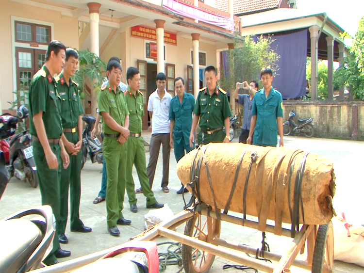 Khởi tố nhóm 5 người chở bom 300 kg còn nguyên ngòi nổ đi bán