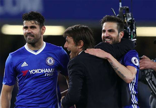 Chelsea chỉ còn cách ngôi vô địch đúng 3 điểm