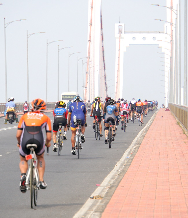 Hơn 1300 vận động viên tham dự Giải đua IRONMAN 70 3 Việt Nam 2017