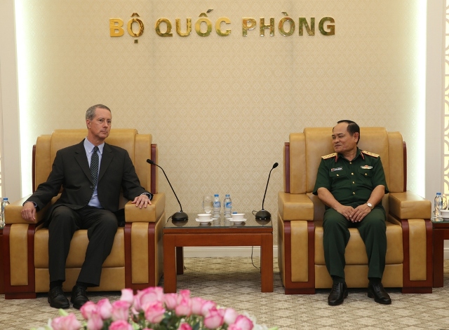 Phó Tổng Tham mưu trưởng Quân đội nhân dân Việt Nam tiếp Chủ tịch Uỷ ban Quân vụ Hạ viện Hoa Kỳ