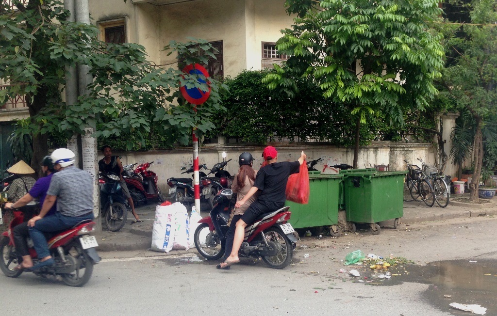 Đã có chế tài, nhưng rác thải vẫn tung tăng trên đường phố Hà Nội