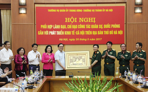 Tăng cường phối hợp giữa Thường vụ Quân ủy Trung ương và Thường vụ Thành ủy Hà Nội