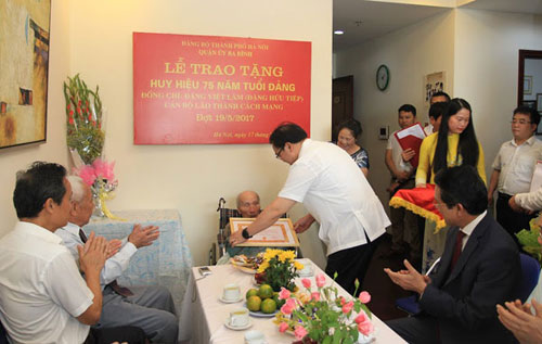 Hà Nội Trao Huy hiệu 75 năm tuổi Đảng cho đảng viên lão thành