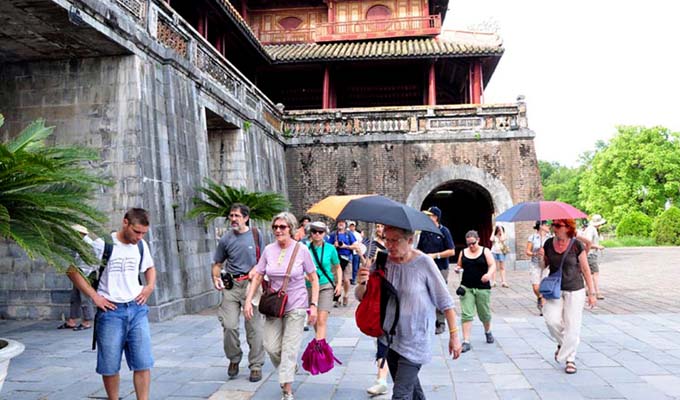 Khách du lịch đến Huế và du lịch biển tăng cao dịp nghỉ lễ 30 4 và 1 5