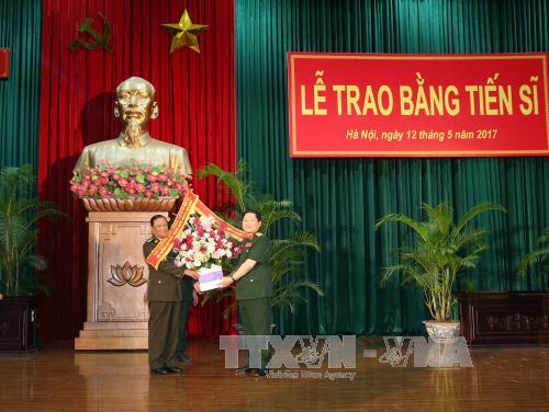 Trao bằng Tiến sỹ cho cán bộ cao cấp Quân đội Hoàng gia Campuchia