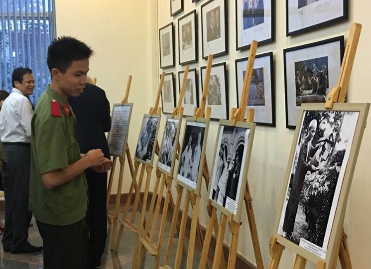 Triển lãm ảnh “Hồ Chí Minh – Người chiến thắng”