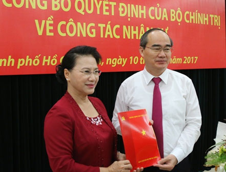 ​Đồng chí Nguyễn Thiện Nhân nhận quyết định làm Bí thư Thành ủy Thành phố Hồ Chí Minh
