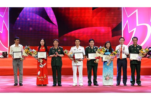 Báo chí cần tiếp tục cổ vũ, tôn vinh “Những tấm gương bình dị mà cao quý”