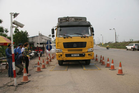 Hơn 3,7 tỷ đồng xử phạt xe chở quá tải