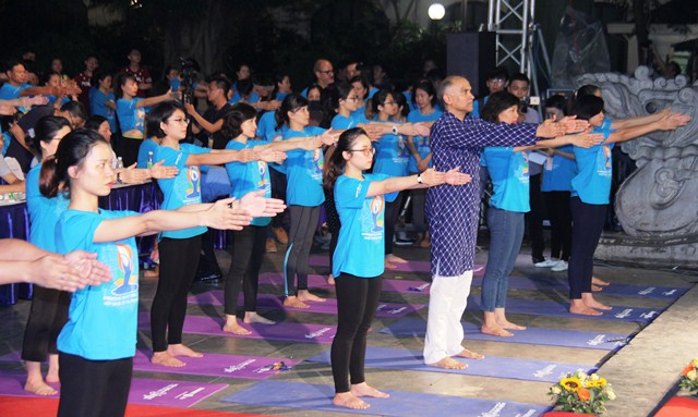 Hà Nội Hàng ngàn người tham gia đồng diễn tại Ngày Quốc tế Yoga lần thứ 3