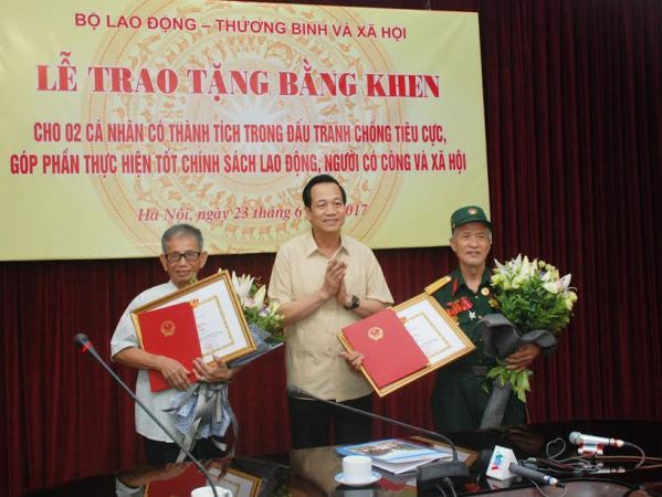 Khen thưởng 2 ông lão giúp phát hiện gần 3 000 hồ sơ thương binh giả
