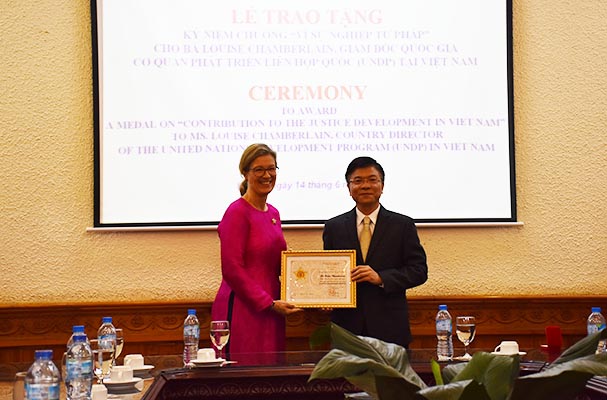 Bộ trưởng Tư pháp trao Kỷ niệm chương “Vì sự nghiệp Tư pháp” cho Giám đốc UNDP