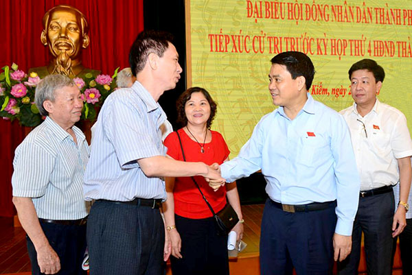 Chủ tịch TP Hà Nội Nguyễn Đức Chung giải đáp ngay nhiều thắc mắc của cử tri quận Hoàn Kiếm