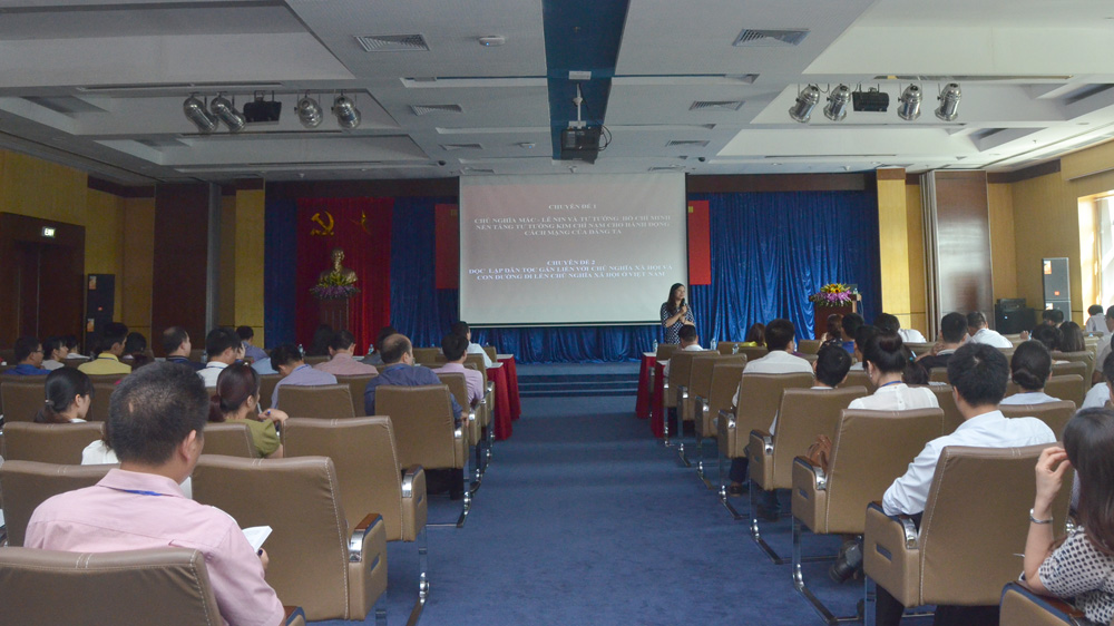 Đảng bộ Tập đoàn Điện lực Việt Nam 64 đảng viên mới được bồi dưỡng lý luận chính trị