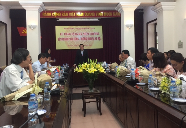 Trao Kỷ niệm chương “Vì sự nghiệp Lao động - Thương binh và Xã hội” cho 21 cá nhân các cơ quan báo chí