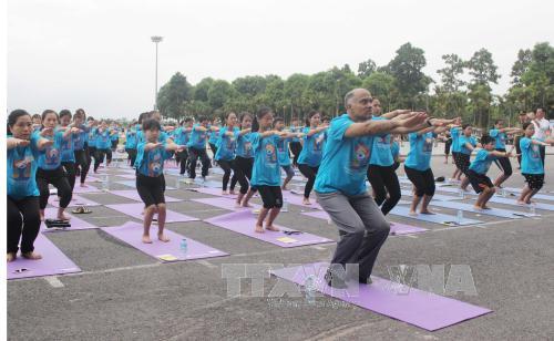 Gần 1 000 người tham gia đồng diễn và thực hành Yoga tại Vĩnh Phúc