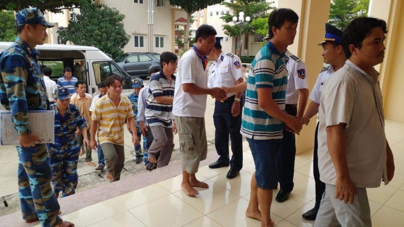 Đưa 12 ngư dân tàu cá Tiền Giang bị nạn trên biển về bờ an toàn