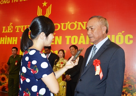 Những bông hoa đẹp trong vườn hoa thi đua