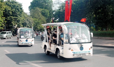 Thí điểm xe 4 bánh chạy điện chở khách du lịch