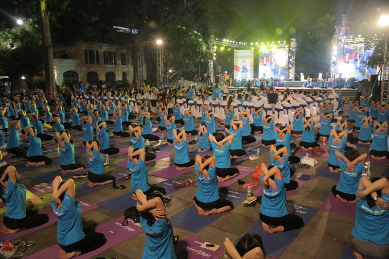 Gần 3 000 người đồng diễn Yoga kỉ niệm ngày Quốc tế Yoga 21 6 2017