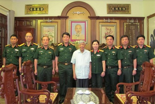 Thượng tướng Lương Cường thăm, tặng quà nguyên Tổng Bí thư Lê Khả Phiêu