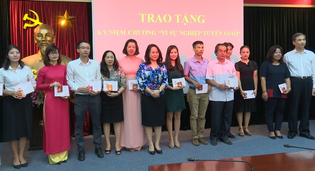 Trao tặng Kỷ niệm chương “Vì sự nghiệp Tuyên giáo” cho 19 cán bộ Ban Tuyên giáo Trung ương