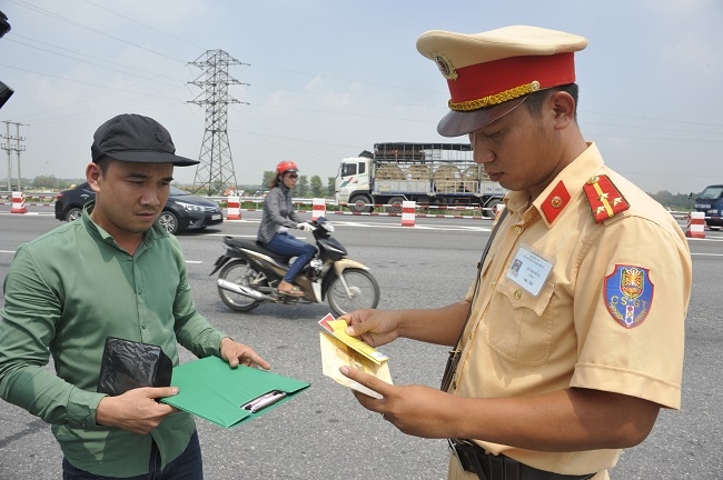 Không tăng mức xử phạt hành chính trong lĩnh vực giao thông từ tháng 1 8 2017