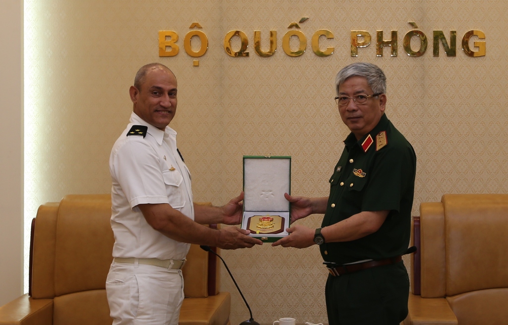 Thượng tướng Nguyễn Chí Vịnh tiếp Tùy viên Quân sự Cu-ba