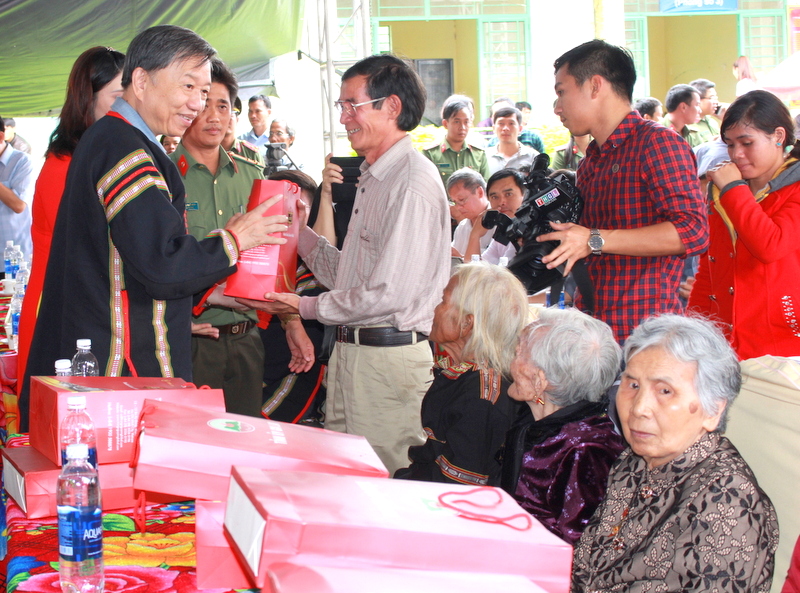 Bộ Công an thăm và khám bệnh miễn phí cho bà con trên địa bàn Gia Lai