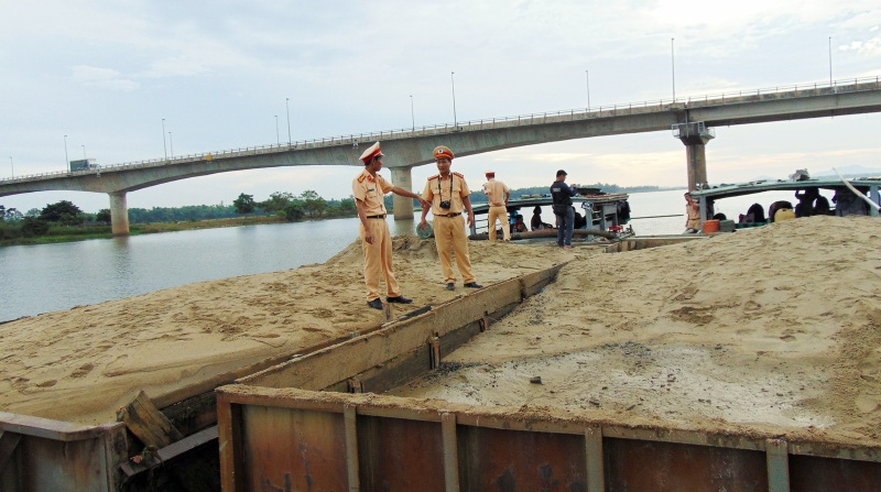 Bắt quả tang 2 tàu hút cát trái phép trên sông Thu Bồn