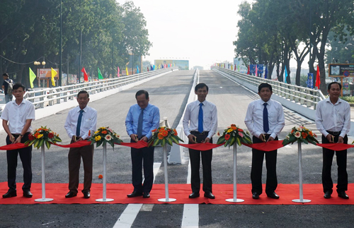 Thông xe cầu vượt bằng thép giảm ùn tắc cho cửa ngõ sân bay Tân Sơn Nhất