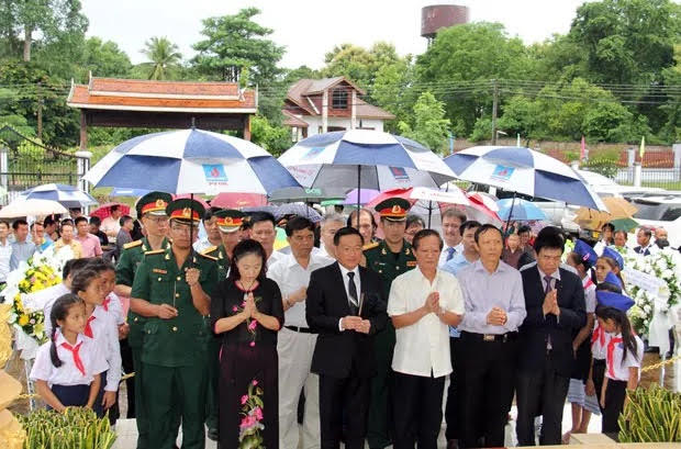 Dâng hương kỷ niệm 70 năm Ngày Thương binh, liệt sĩ tại Lào