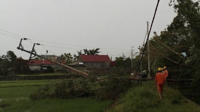 Nhiều địa phương khôi phục hoàn toàn việc cấp điện trở lại sau bão số 2