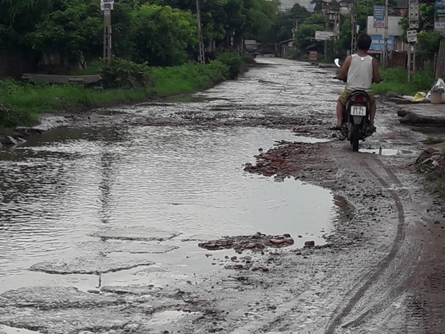 Người dân Khoái Châu vất vả vì đường giao thông xuống cấp