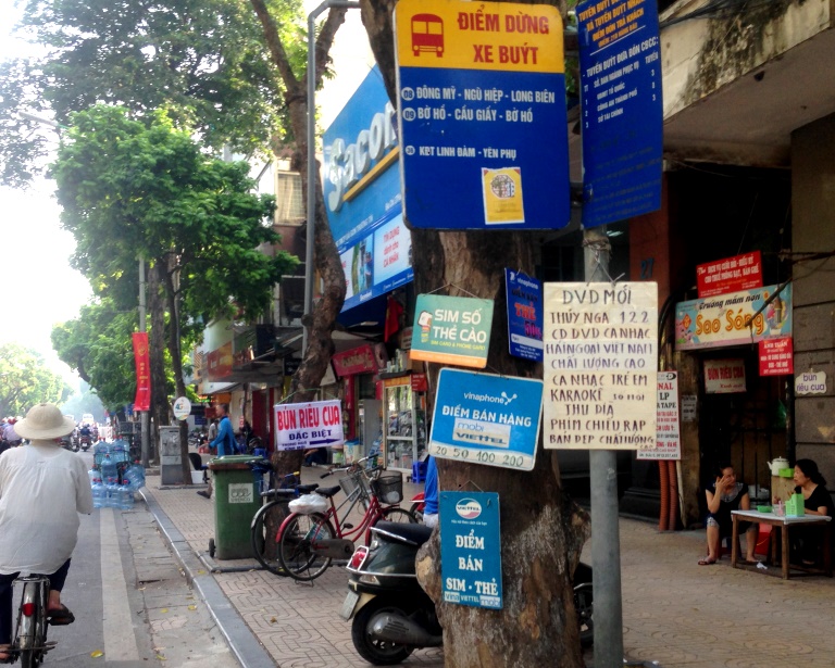 Nhếch nhác quảng cáo rao vặt treo, dán đầy đường phố Hà Nội