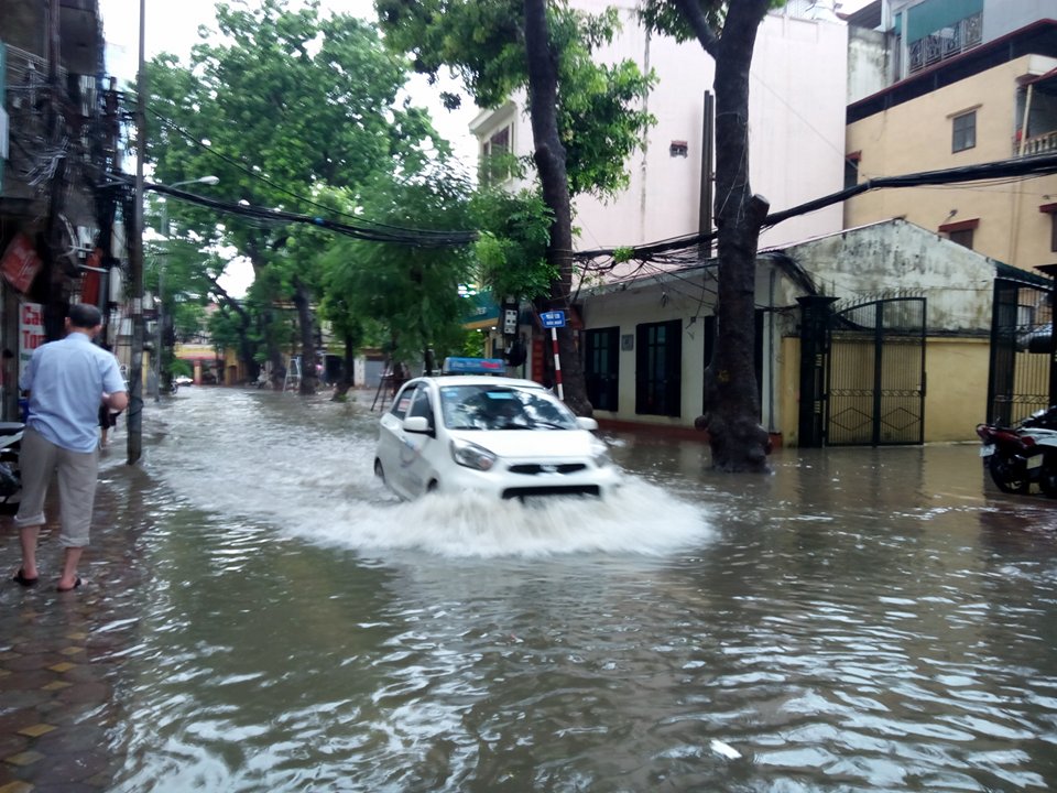 Hà Nội Mưa liên tục gây ngập úng nhiều nơi