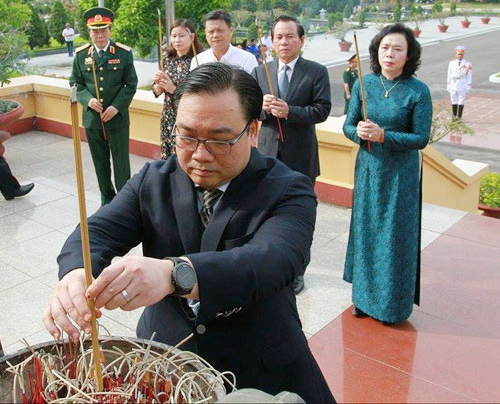 Bí thư Thành ủy Hà Nội Hoàng Trung Hải dâng hương tại nghĩa trang Mai Dịch