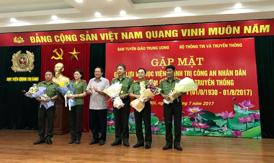 Trao tặng biểu trưng của ngành Tuyên giáo cho lãnh đạo Học viện Chính trị Công an nhân dân