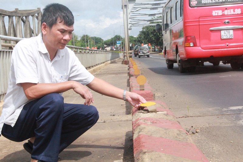 Đắk Lắk Xử lý nghiêm hành vi phá hoại “mắt phản quang” trên cầu Sêrêpốk