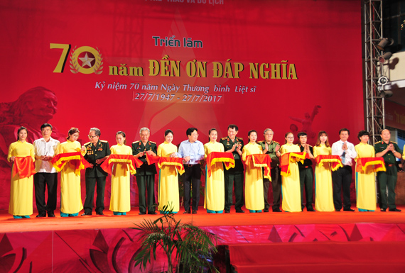 Những hình ảnh, câu chuyện cảm động tại Triển lãm “70 năm đền ơn đáp nghĩa”