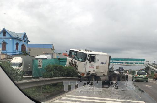 Lật xe container, gây ùn tắc giao thông trên Quốc lộ 5