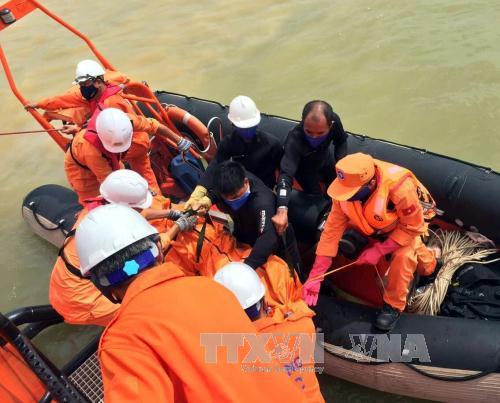 Thợ lặn tiếp cận tàu VTB 26, phát hiện thi thể một thuyền viên trong tàu